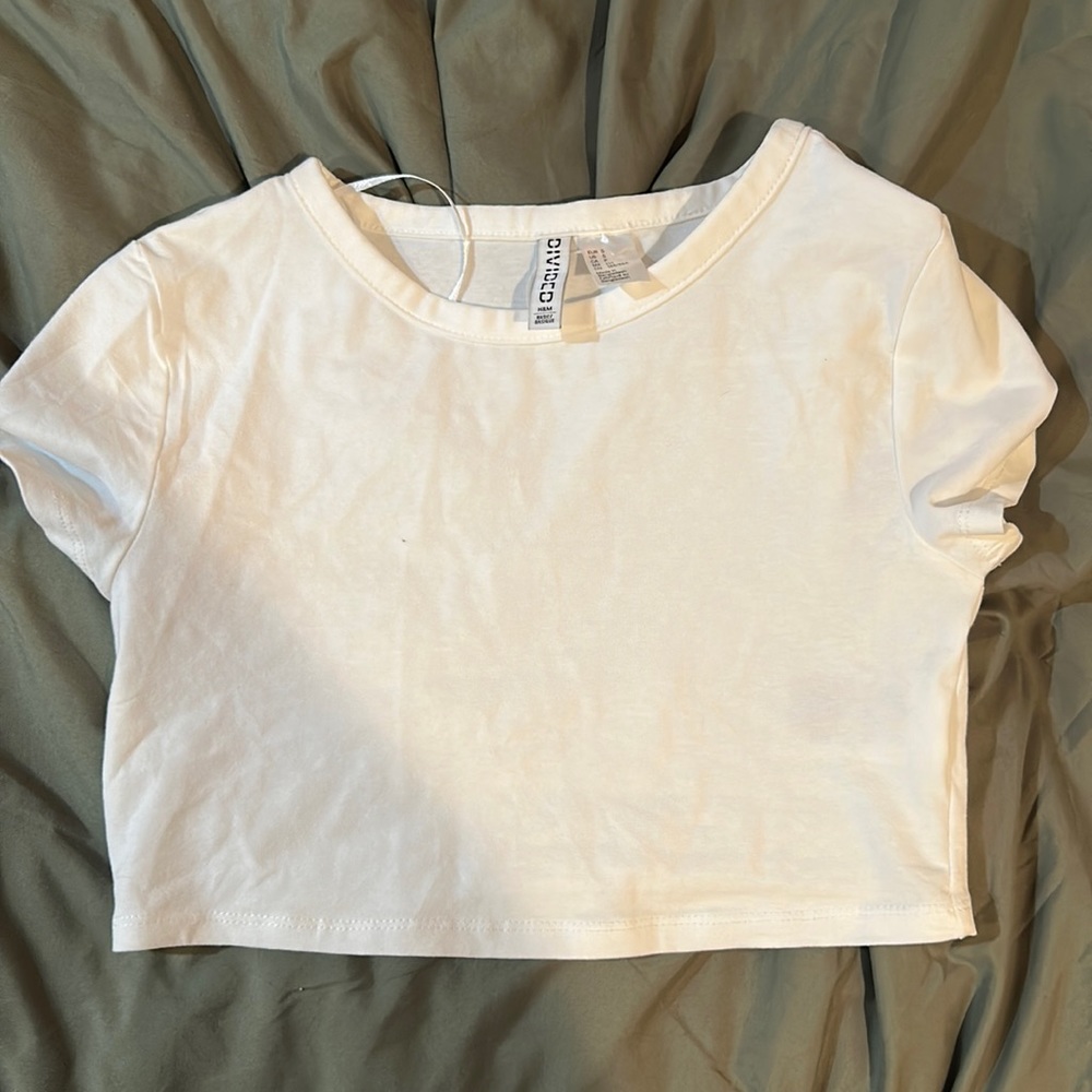 H&m small crop top, white. Havnt been warn